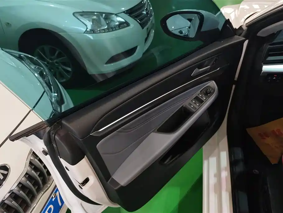 Lamando Lamando L 280 TSI DSG Dazzle Hot