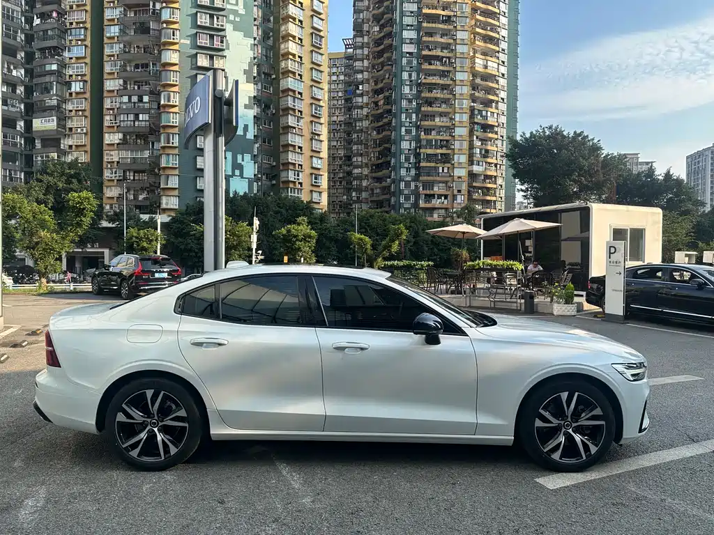 Volvo S60 沃尔沃S60 2024款 B5 智雅运动版