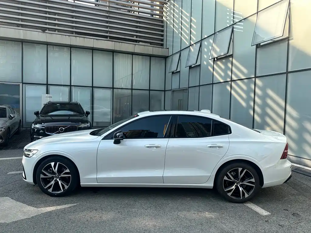 Volvo S60 沃尔沃S60 2024款 B5 智雅运动版