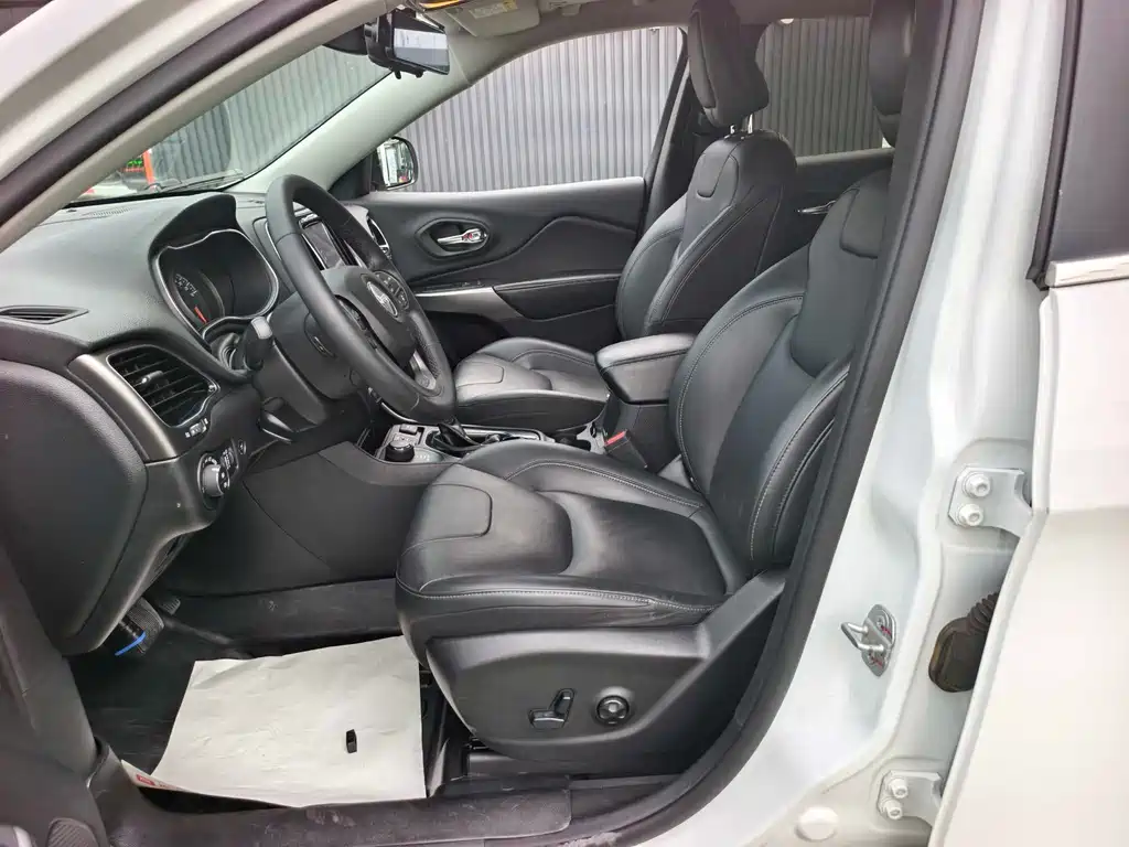 Cherokee 2.0 T 4 WD Explore Enjoyment Edition+ Auto Smart Package CN-VI