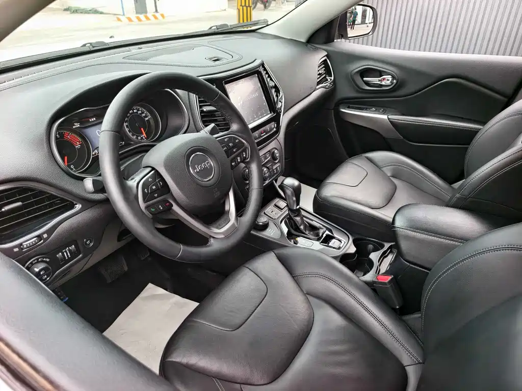 Cherokee 2.0 T 4 WD Explore Enjoyment Edition+ Auto Smart Package CN-VI