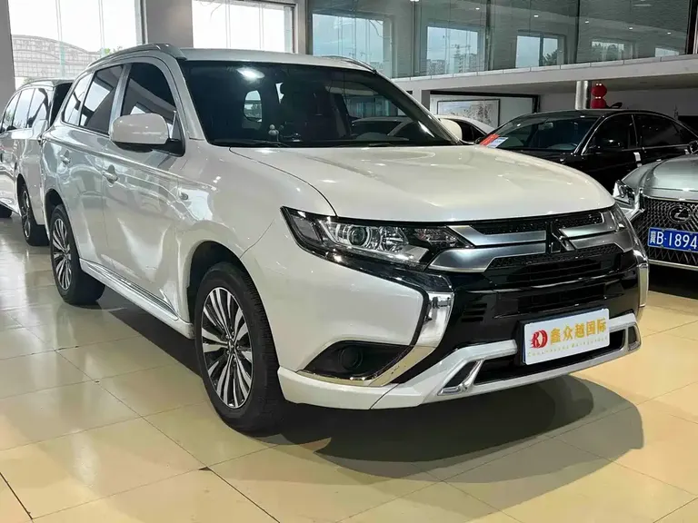Mitsubishi Outlander 2.0 L 2 WD Smooth Enjoyment 5-seat