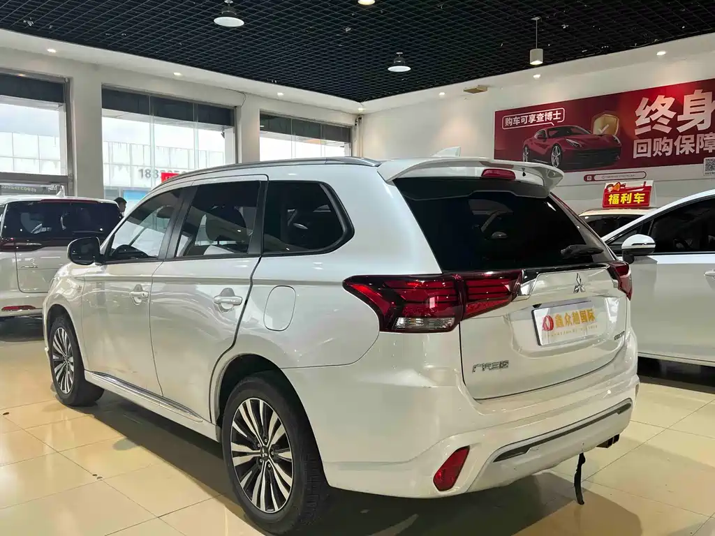 Outlander 2.0 L 2 WD Smooth Enjoyment 5-seat