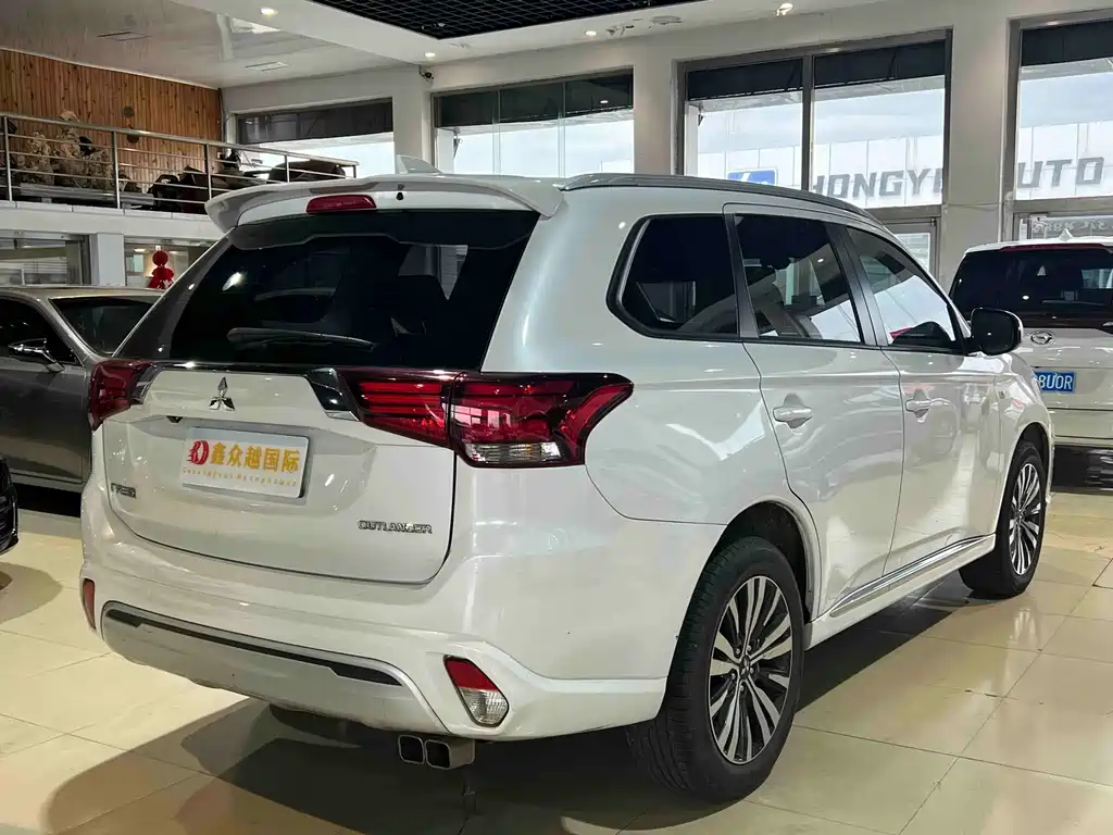Outlander 2.0 L 2 WD Smooth Enjoyment 5-seat