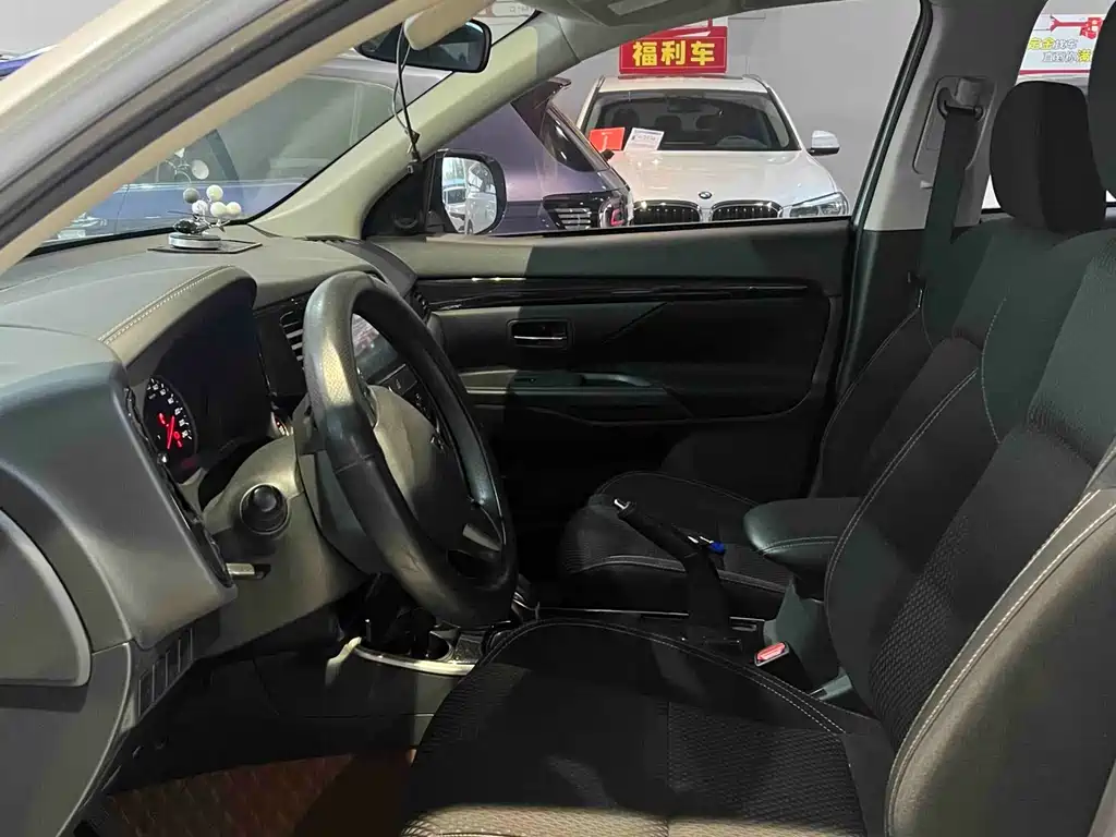 Outlander 2.0 L 2 WD Smooth Enjoyment 5-seat