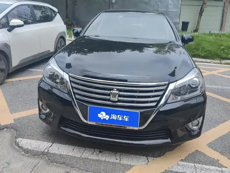 Toyota Crown 2.5 L Royal Leather