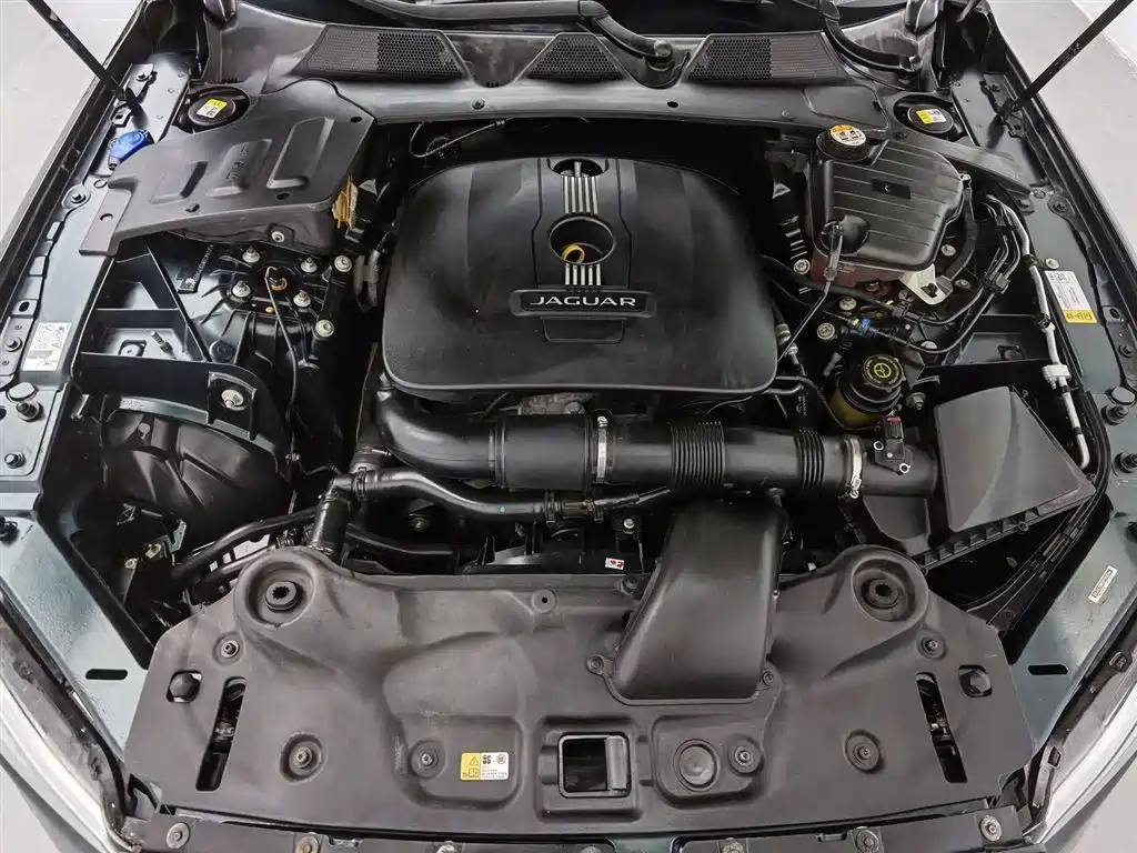 Jaguar XJ XJL 2.0 T 2 WD Graceful Business