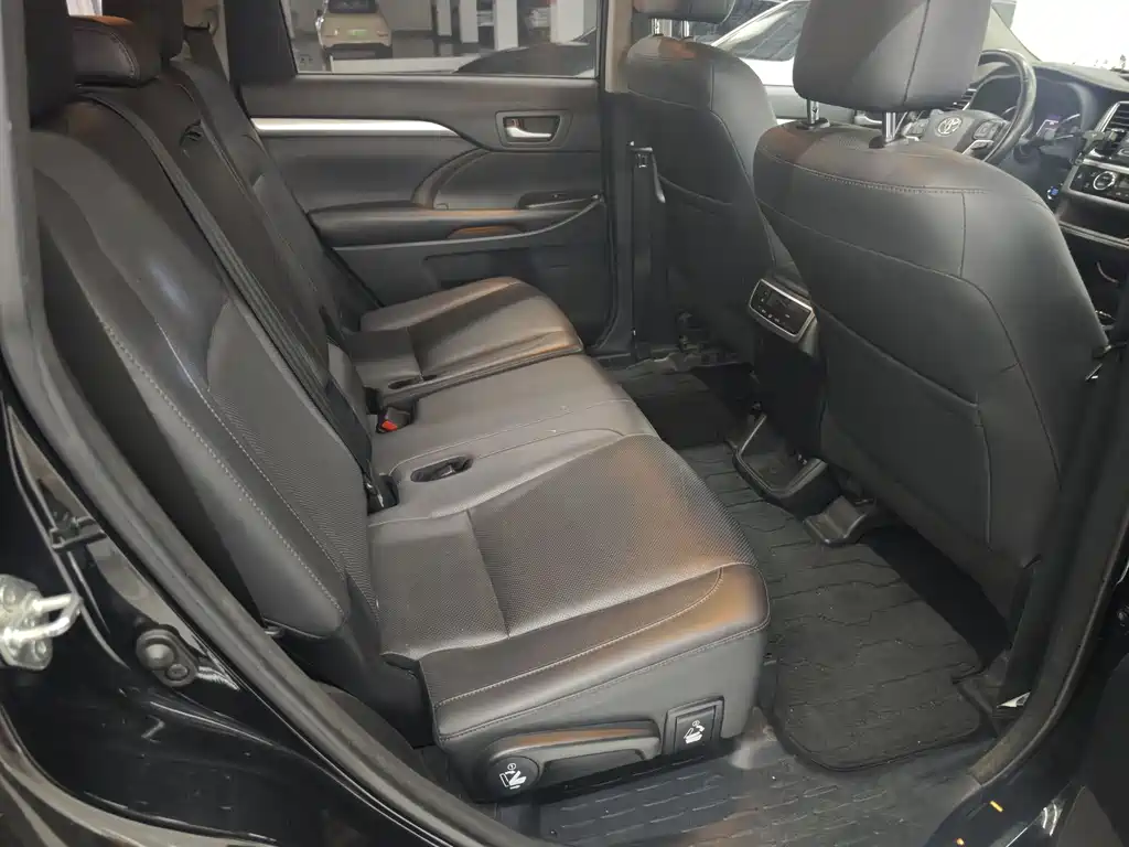Highlander 2.0 T 4 WD Luxury 7-seat CN-V