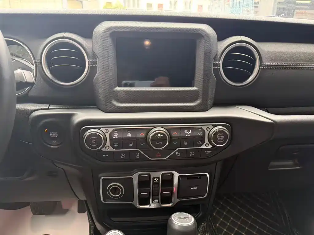 Wrangler 2.0 T Sahara 4-door CN-V