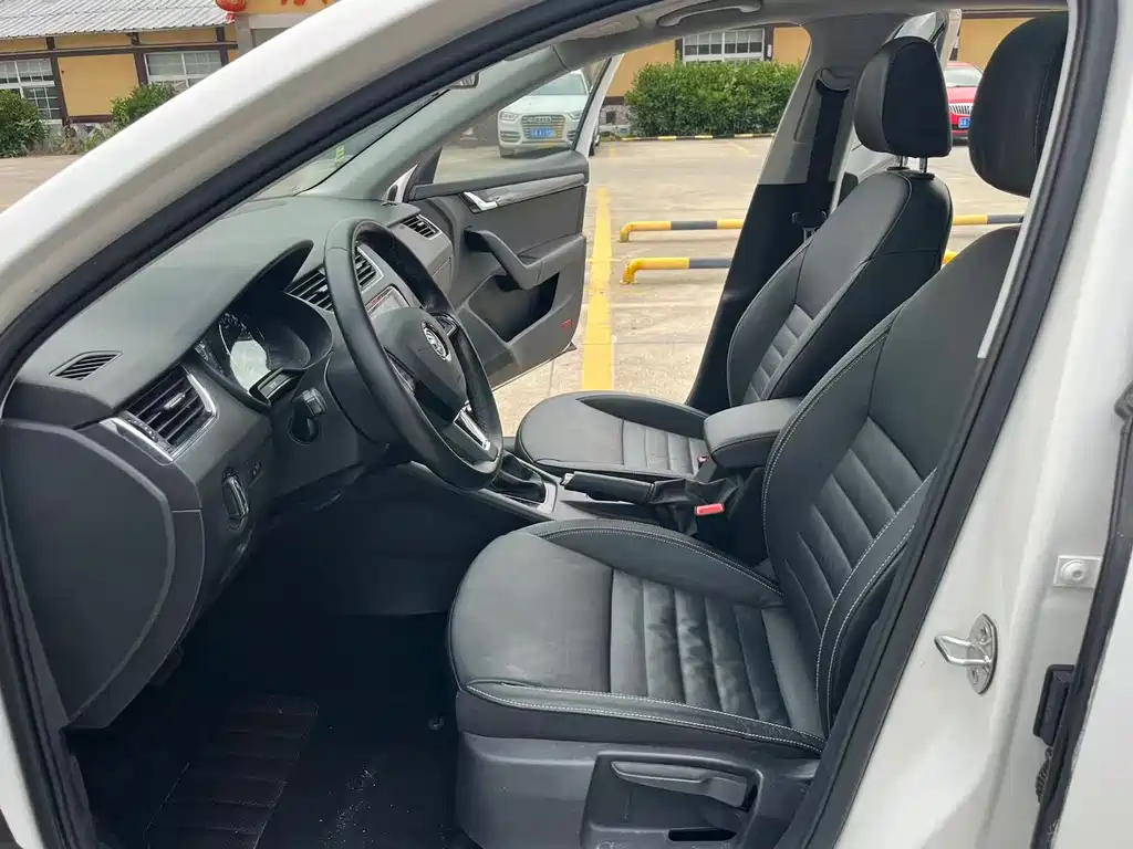 Octavia 1.6 L Auto Smart Travel