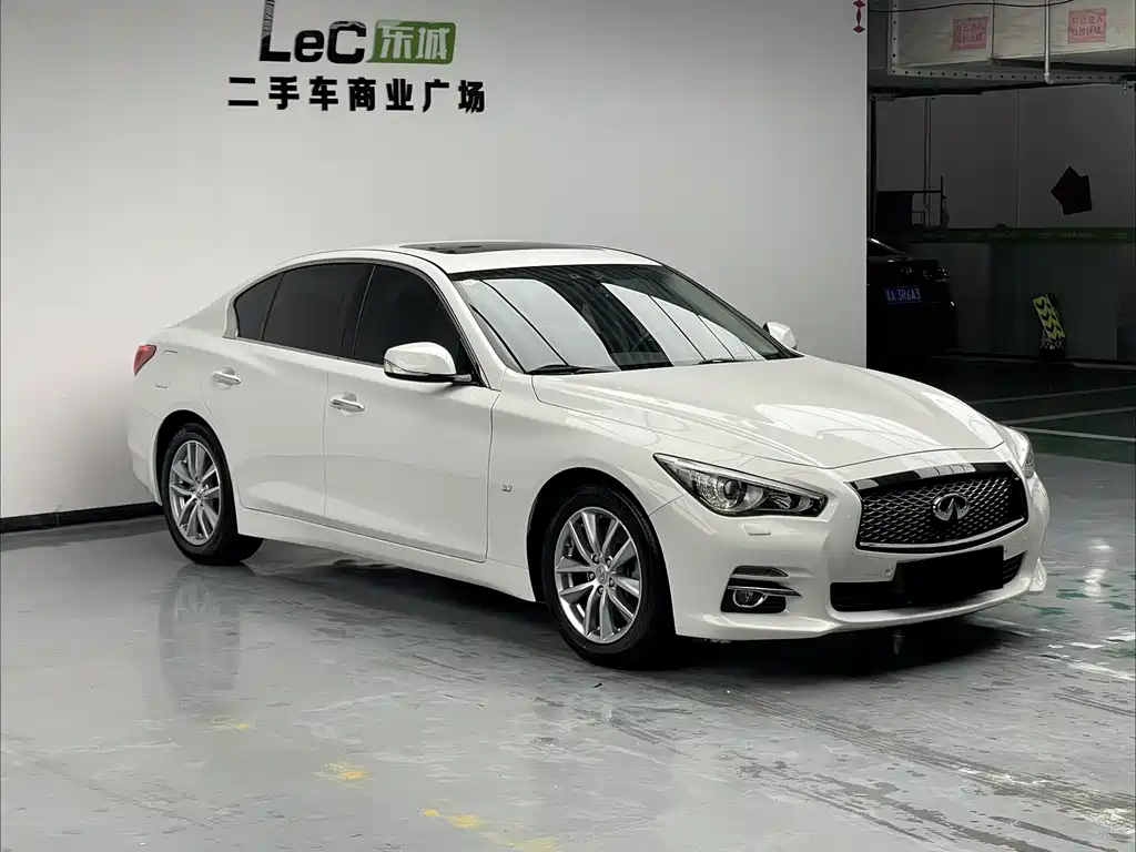 Infiniti Q50 3.7 L Comfort
