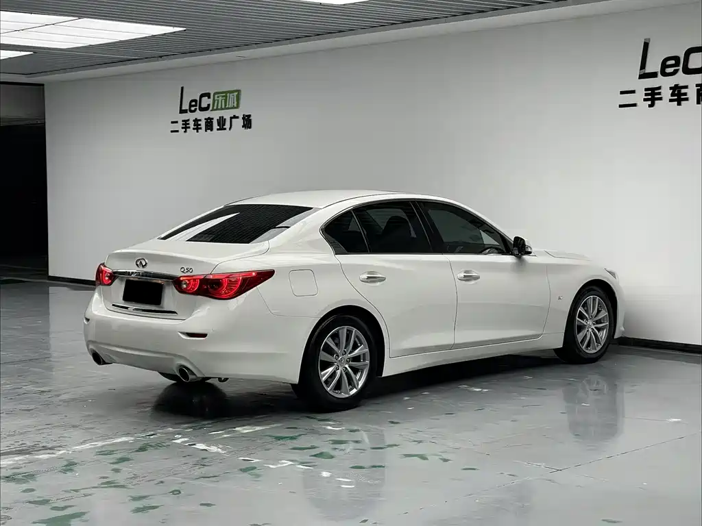 Infiniti Q50 3.7 L Comfort