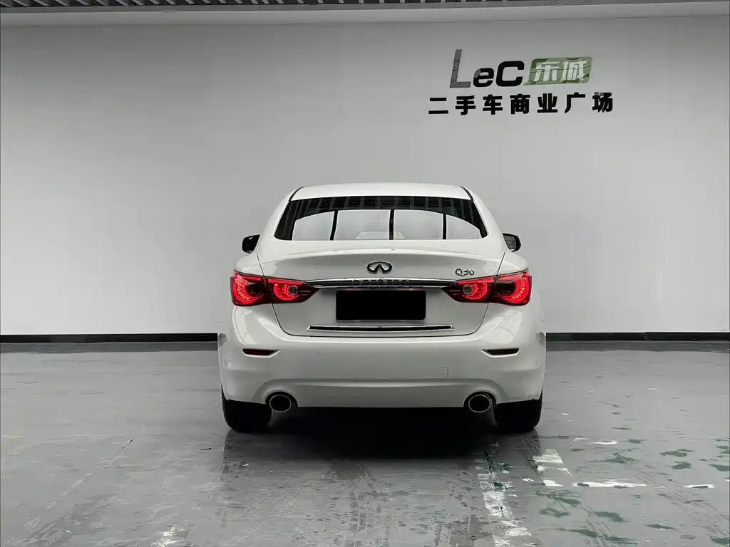 Infiniti Q50 3.7 L Comfort