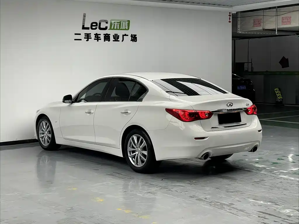 Infiniti Q50 3.7 L Comfort