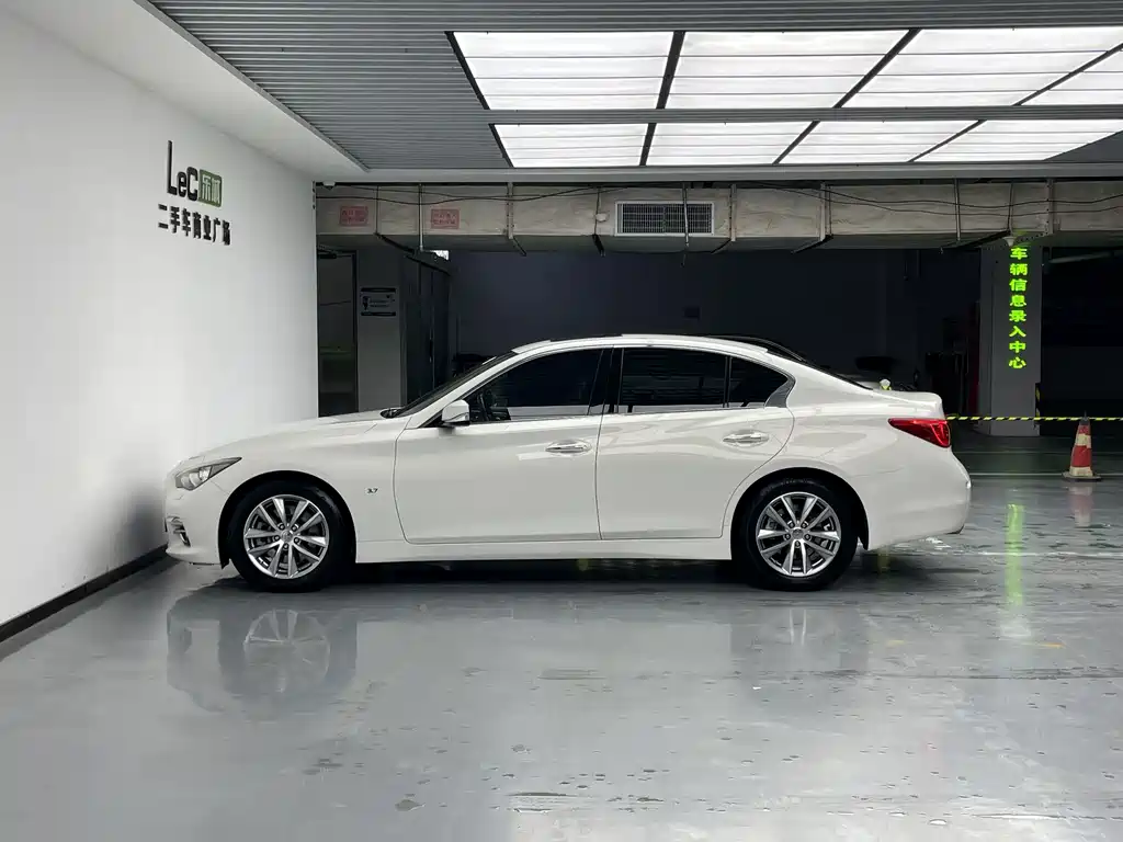 Infiniti Q50 3.7 L Comfort