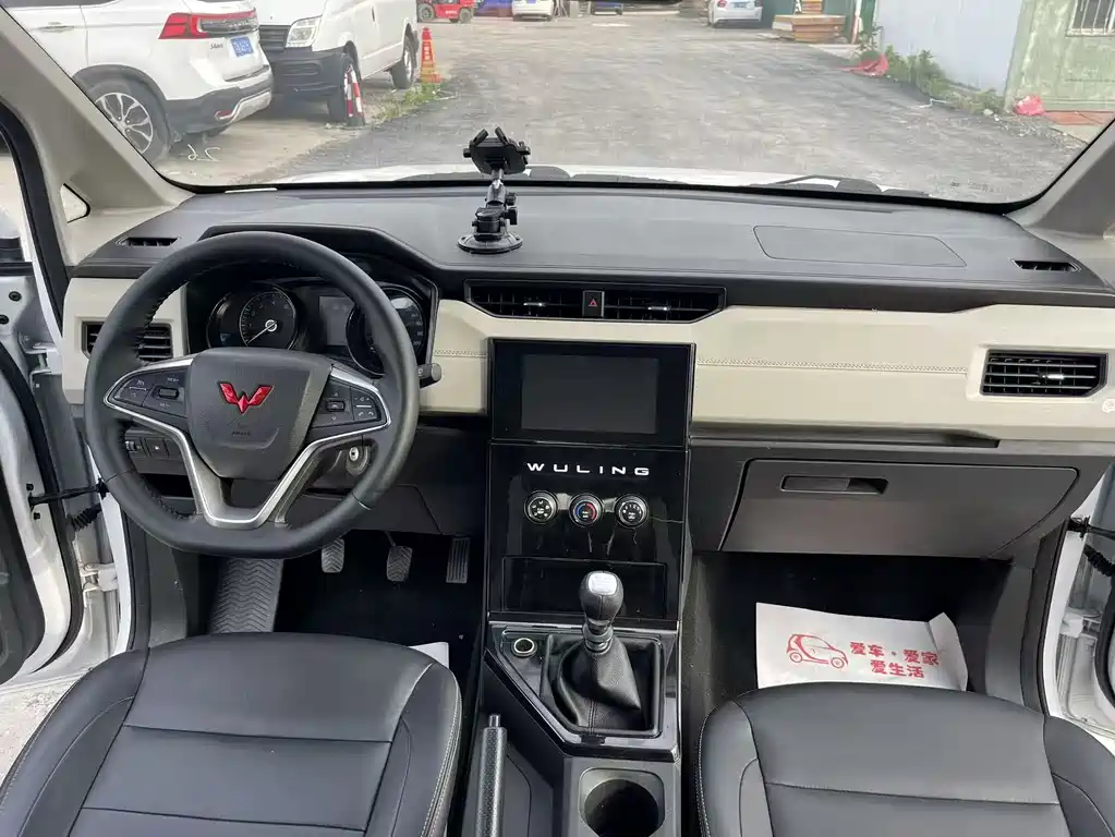 Wuling Journey 1.5 T Manual Luxury