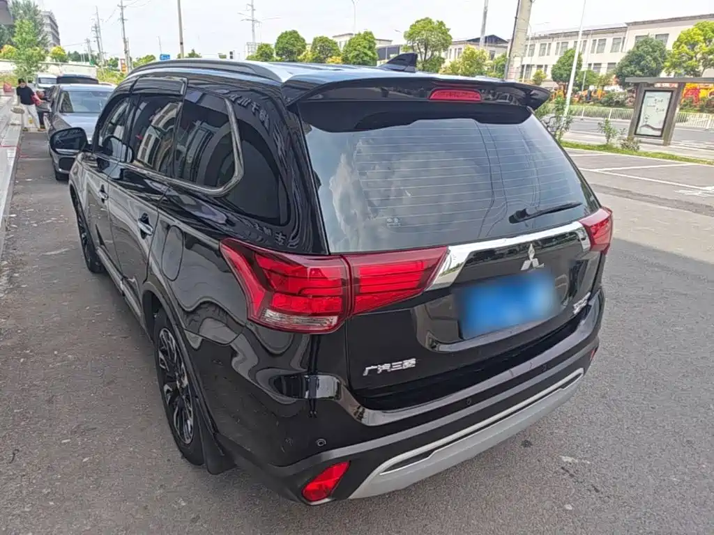 Outlander 2.4 L 4 WD Enjoyment 5-seat CN-VI