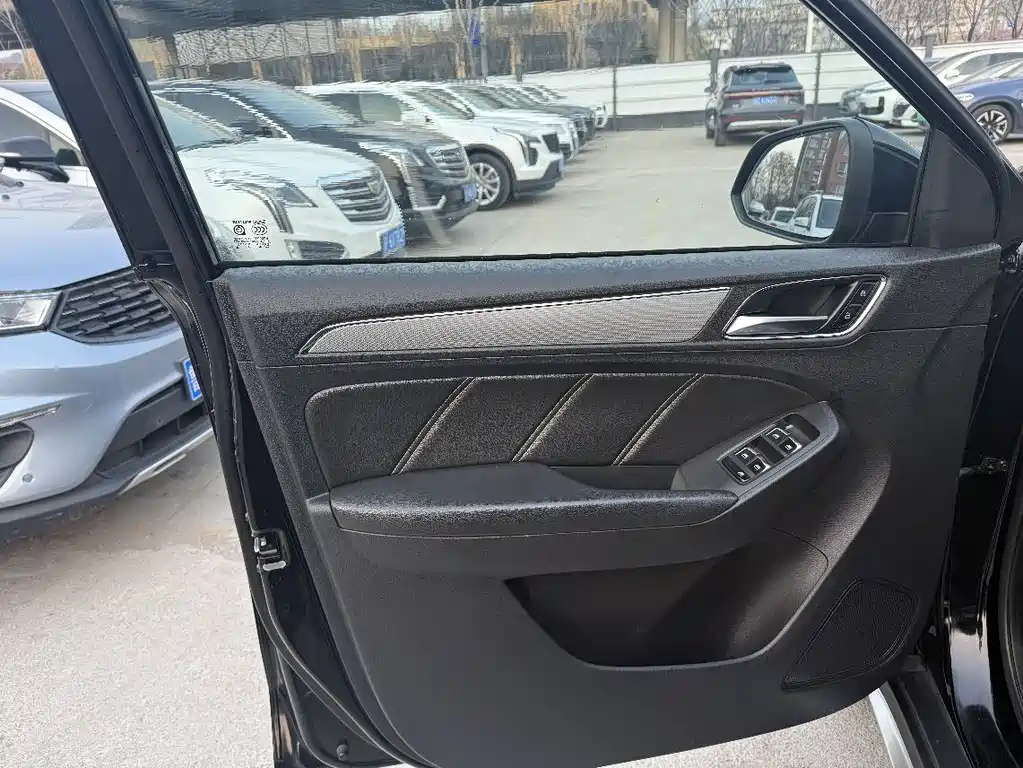 Roewe RX5 20 T 2 WD Auto Internet Smart Enjoyment