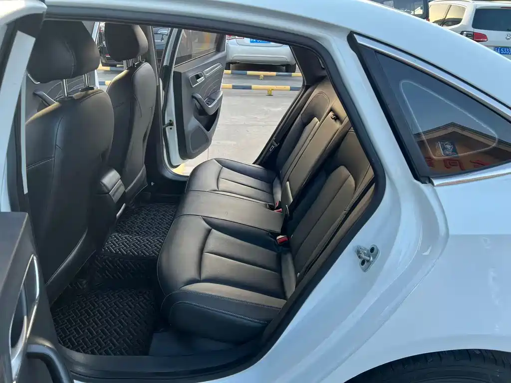 Roewe i6 Classic 20 T Auto Internet Smart Enjoyment