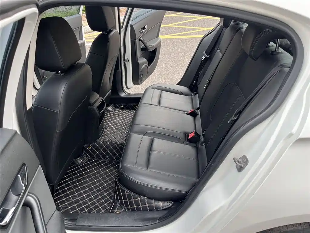 Qoros 3 Sedan 1.6 L Auto Leading