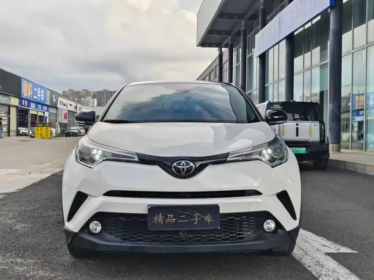 Toyota C-HR 2.0 L Leading