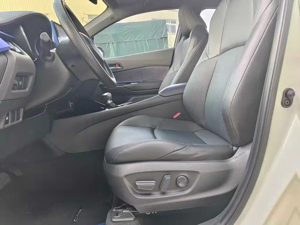 Toyota C-HR 2.0 L Leading
