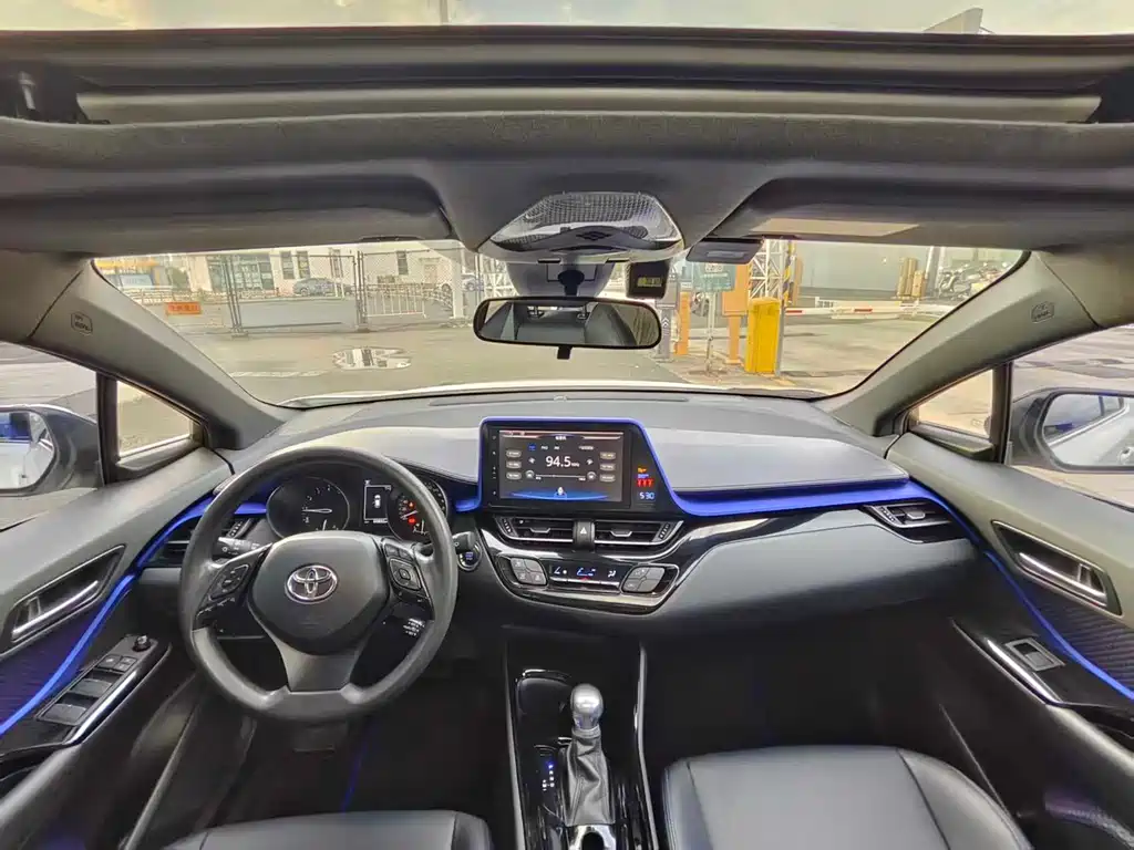 Toyota C-HR 2.0 L Leading