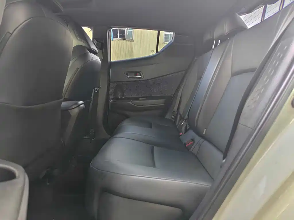 Toyota C-HR 2.0 L Leading