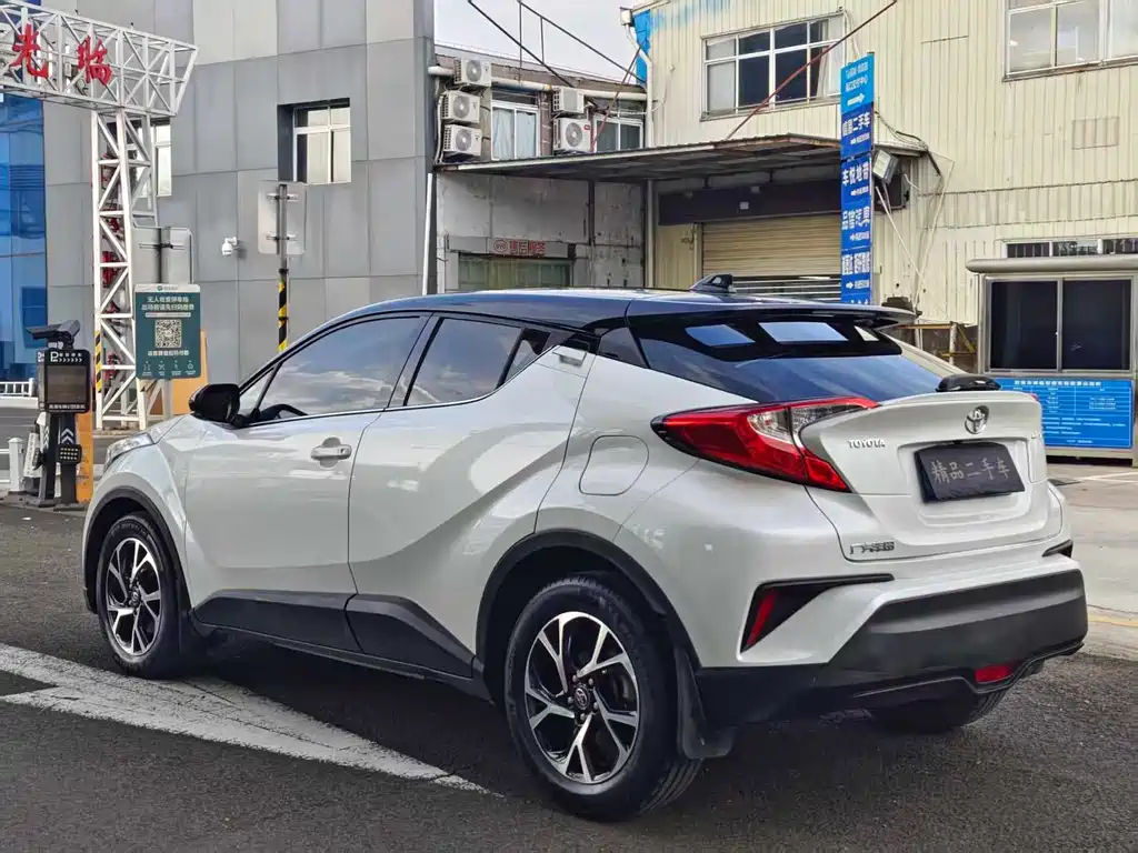 Toyota C-HR 2.0 L Leading