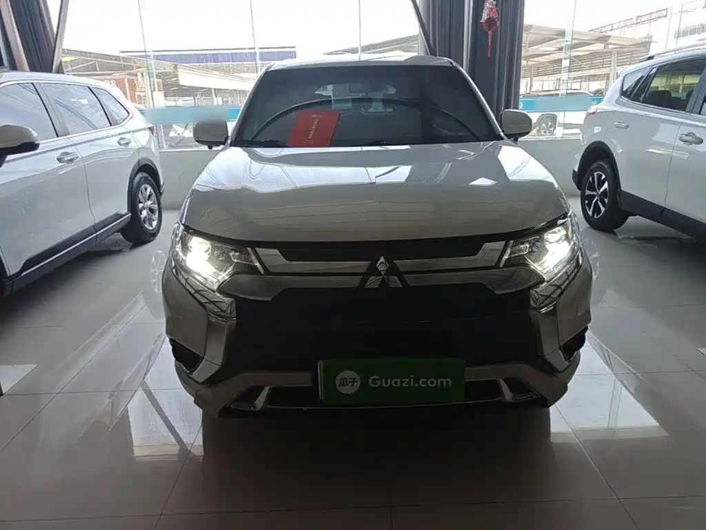 Outlander 2.0 L 2 WD Smooth Travel 5-seat