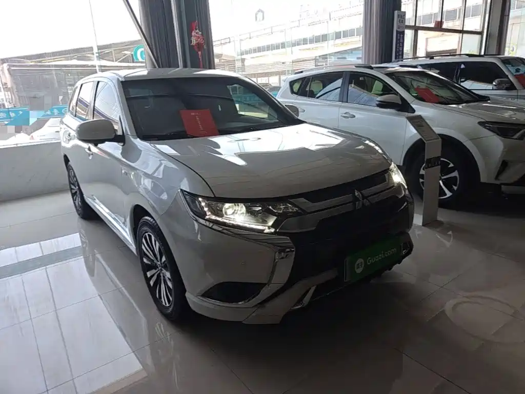 Outlander 2.0 L 2 WD Smooth Travel 5-seat