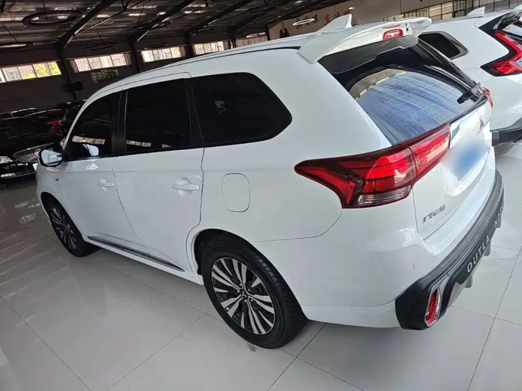 Outlander 2.0 L 2 WD Smooth Travel 5-seat