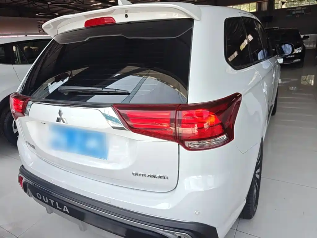 Outlander 2.0 L 2 WD Smooth Travel 5-seat