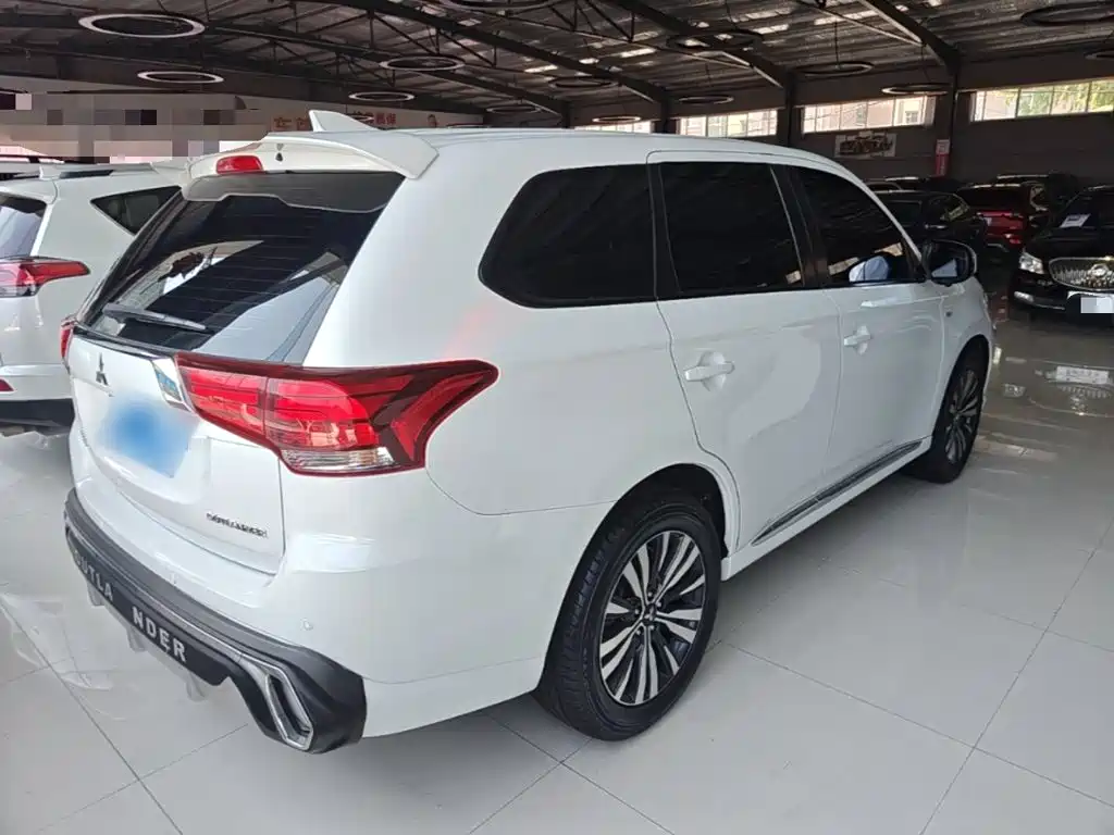 Outlander 2.0 L 2 WD Smooth Travel 5-seat