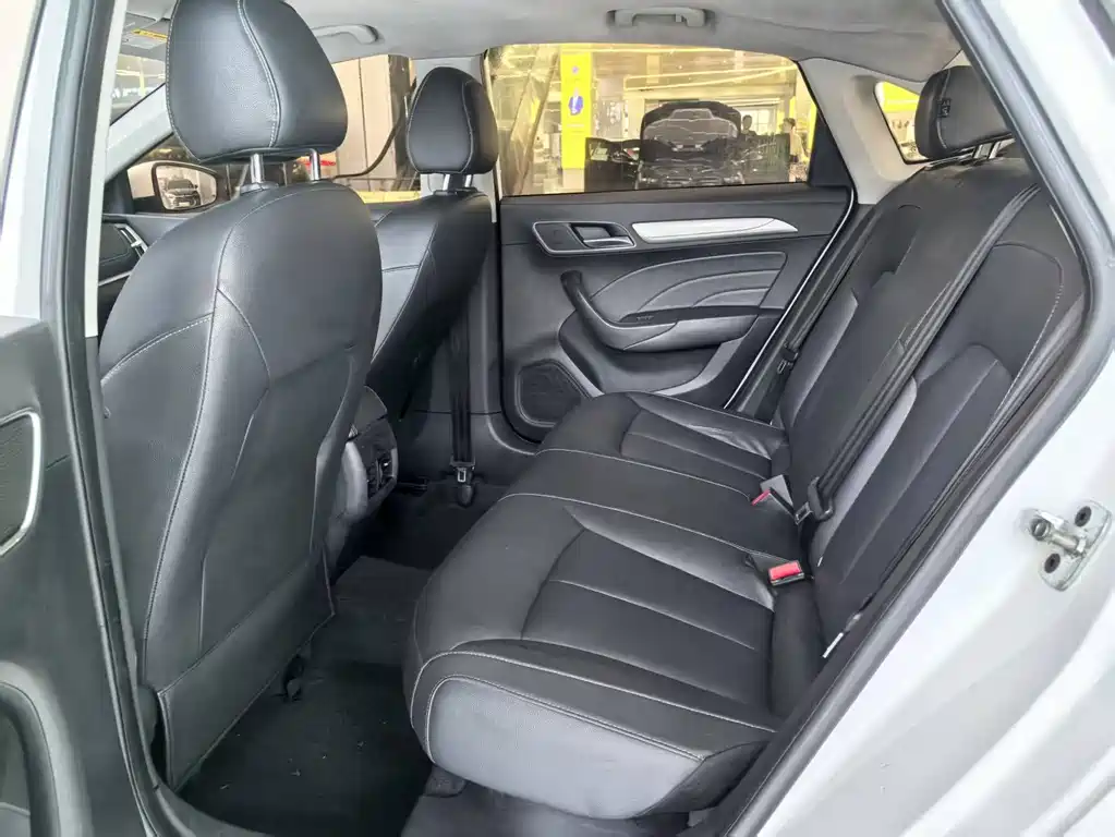 Roewe i6 NEV 45 T Hybrid Connected Smart Enjoyment