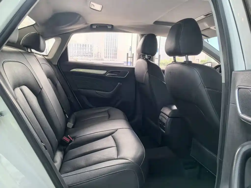 Roewe i6 NEV 45 T Hybrid Connected Smart Enjoyment