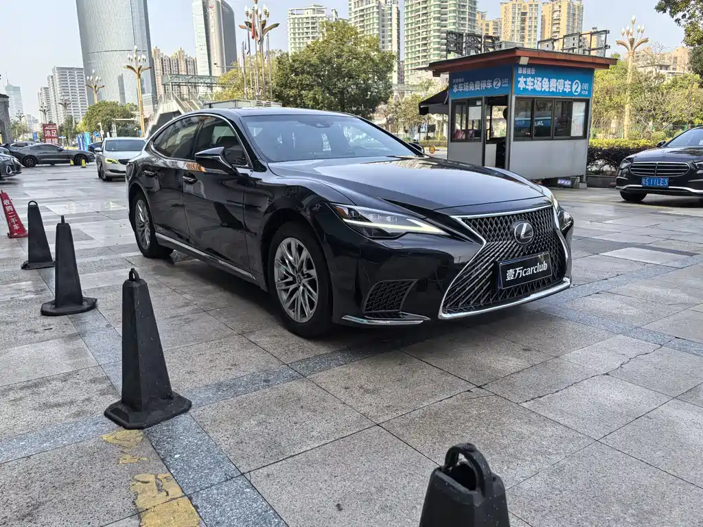 Lexus LS 500 h Luxury