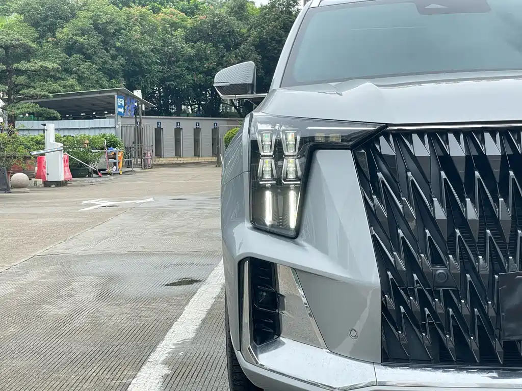 GAC Trumpchi GS8 Dual Engine Series 2.0 TM 2 WD Distinguished (7-seat)