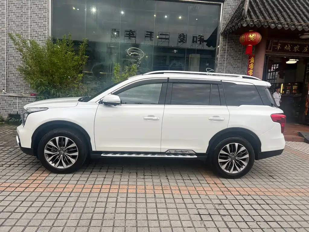 GAC Trumpchi GS8 320 T 2 WD Luxury Connected (7-seat)