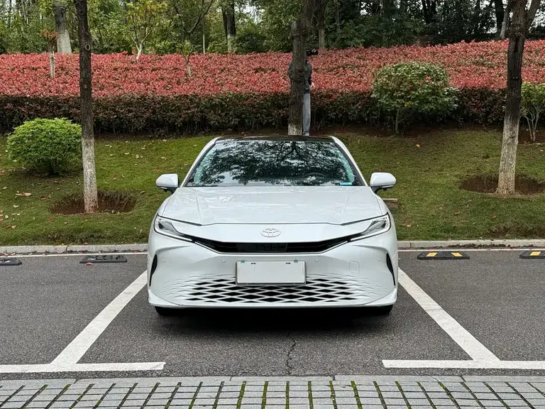 Toyota Camry Dual Engine 2.0 HG Distinguished
