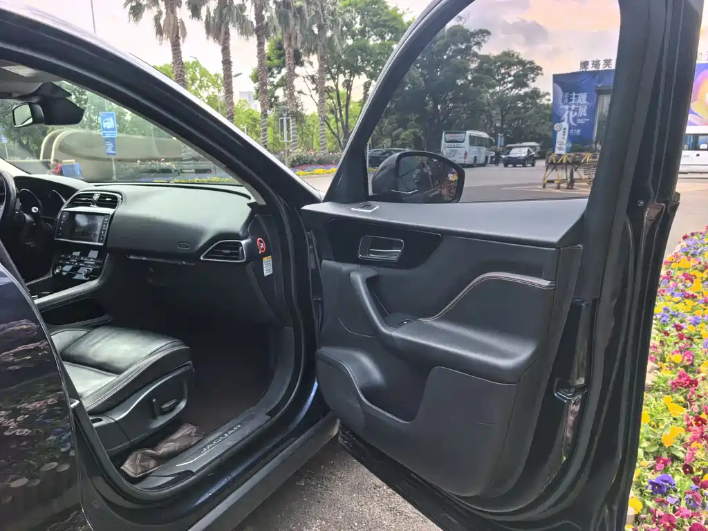 Jaguar F-PACE 2.0 T 4 WD R-Sport Sport
