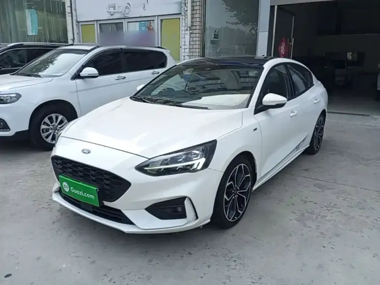 Ford Focus Sedan EcoBoost 180 Auto ST Line