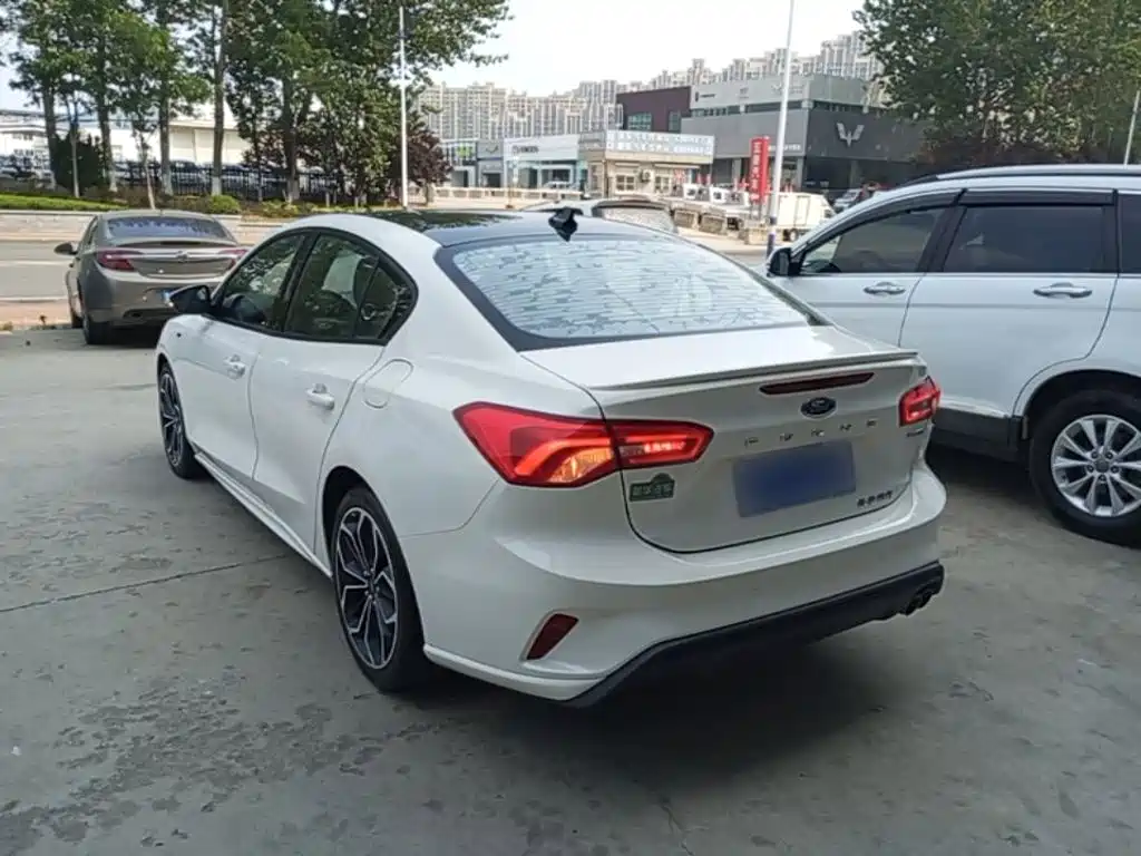 Focus Sedan EcoBoost 180 Auto ST Line