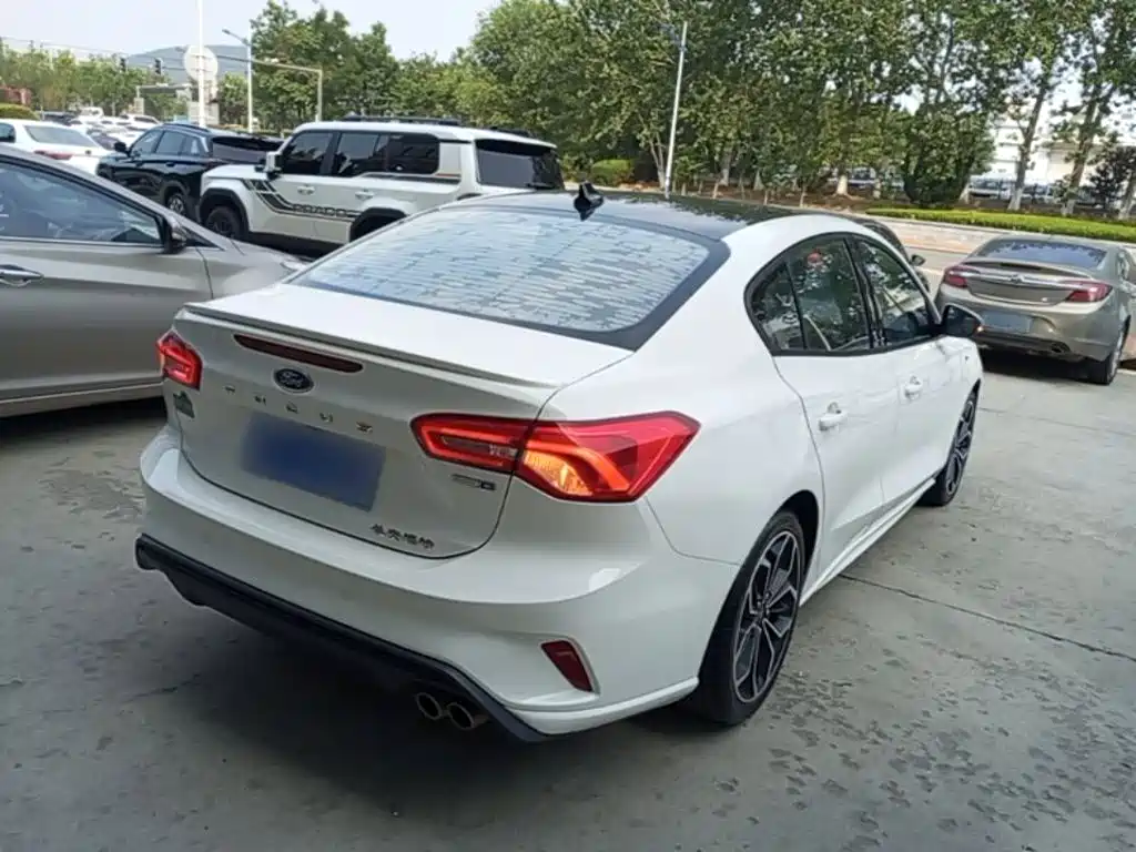 Focus Sedan EcoBoost 180 Auto ST Line