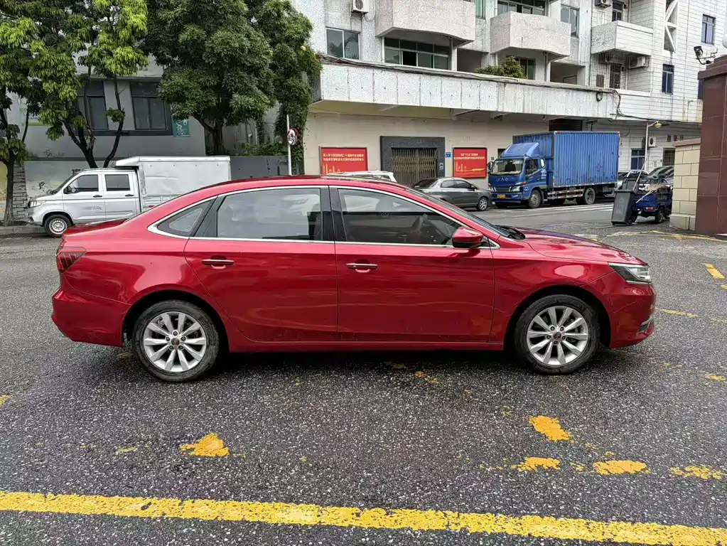 Roewe i6 Classic 20 T Auto Internet Smart Enjoyment