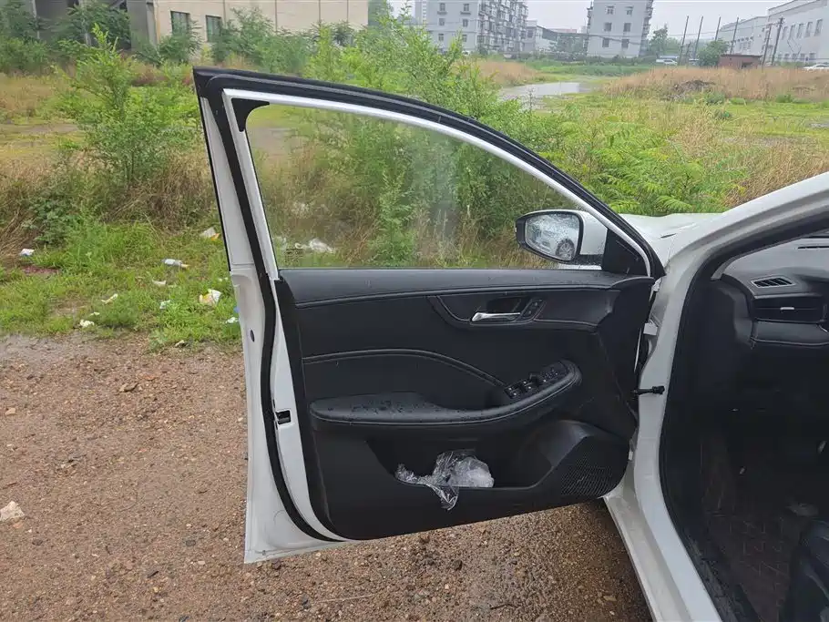 Roewe i5 1.5 L CVT Honored