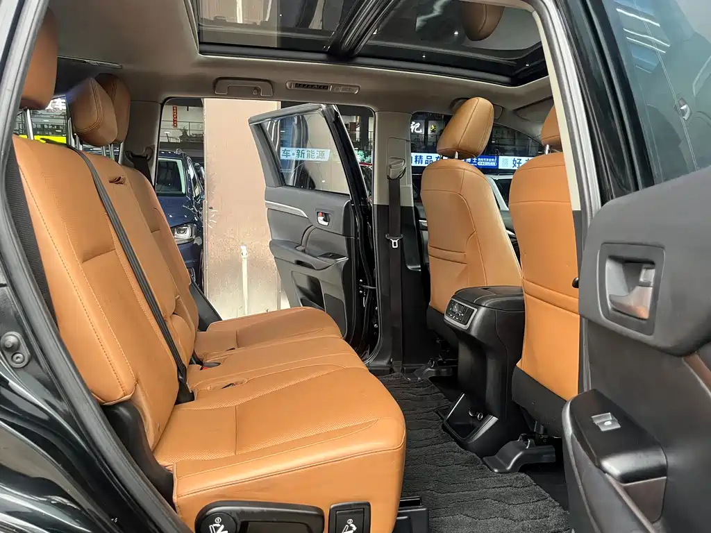 Highlander 2.0 T 4 WD Knight 7-seat CN-VI