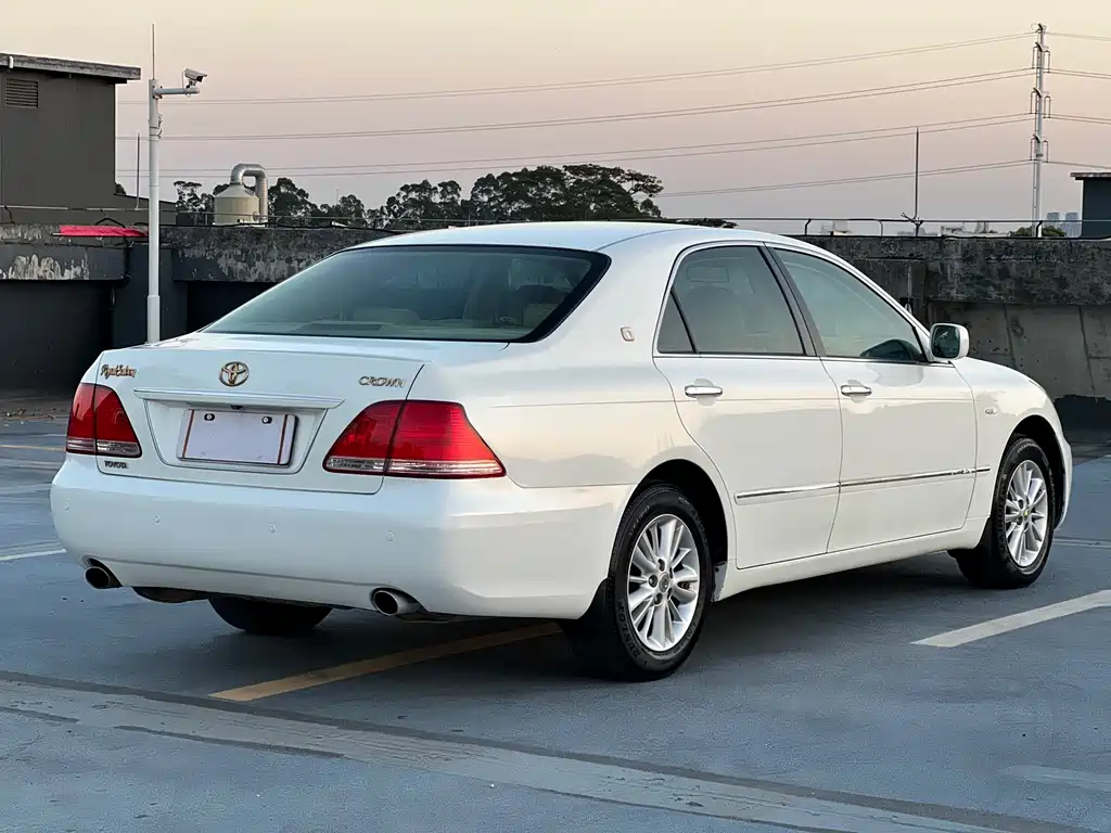 Crown 2.5 L Royal Navigation