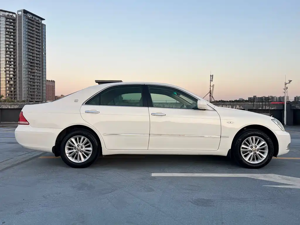 Crown 2.5 L Royal Navigation