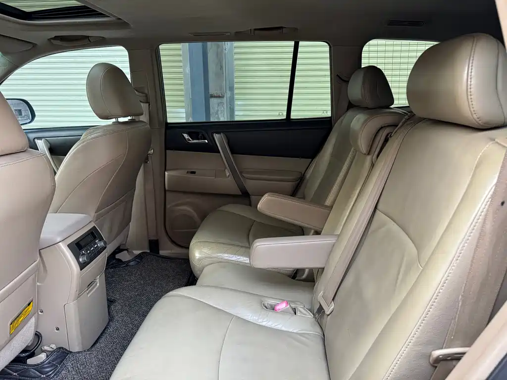 Highlander 2.7 L 2 WD 7-seat Luxury
